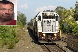 Cứu hai bé trai suýt bị ném vào tàu hỏa