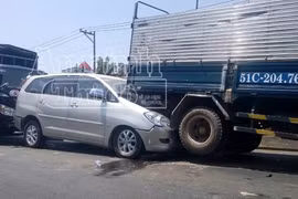 5 ô tô tông nhau liên hoàn, ô tô 7 chỗ nhấc bổng xe tải