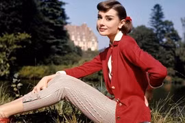 Huyền thoại sắc đẹp Audrey Hepburn quyến rũ trong sắc đỏ