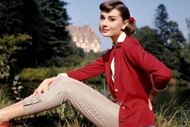 Huyền thoại sắc đẹp Audrey Hepburn quyến rũ trong sắc đỏ