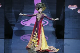 Việt Nam lọt Top10 trang phục dân tộc đẹp nhất Hoa hậu Hoàn Vũ 2013