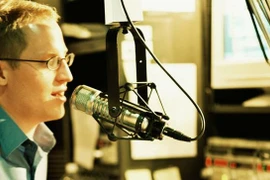 Khó xử vì chương trình phát thanh bị lẫn tiếng động nhạy cảm