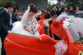 Đổ tiền tỷ, xe sang để mua hạnh phúc?!