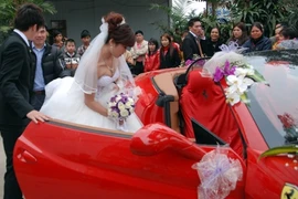 Đổ tiền tỷ, xe sang để mua hạnh phúc?!