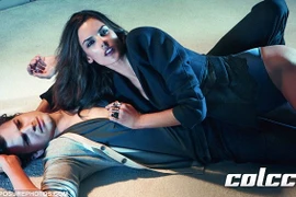 Chồng của Demi Moore “ngả ngớn” bên "thiên thần đồ lót"