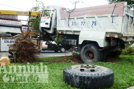 Xe ben bất ngờ tuột bánh, đâm đổ gốc cây