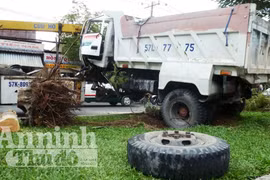 Xe ben bất ngờ tuột bánh, đâm đổ gốc cây