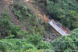 Xe tải lao xuống vực, 3 người chết, 1 người bị thương