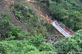 Xe tải lao xuống vực, 3 người chết, 1 người bị thương