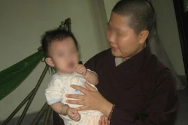 Bị nghi “phá giới“, ni sư bế bé mồ côi xét nghiệm ADN minh oan
