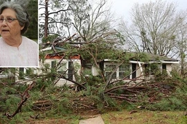 Vẫn ngủ say dù bão quật văng mái nhà