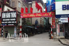 Pa-nô, băng rôn không còn khả dụng, rách nát làm xấu bộ mặt Thủ đô