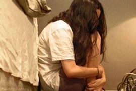 Say xe buýt, bị người quen lừa hãm hiếp