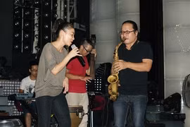 Thu Minh "khoe"... "Đường cong" với nghệ sĩ saxophone Trần Mạnh Tuấn