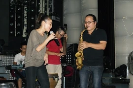 Thu Minh "khoe"... "Đường cong" với nghệ sĩ saxophone Trần Mạnh Tuấn