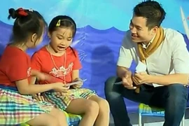 Hồ Trung Dũng dạy tiếng Anh cho thí sinh Đồ Rê Mí