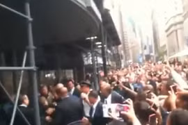 "Hoàng tử nhạc Pop" bị fan cuồng tấn công