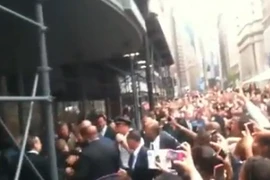 "Hoàng tử nhạc Pop" bị fan cuồng tấn công