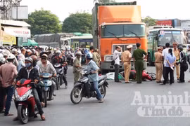 Người phụ nữ bị xe container cán chết giữa vòng xuyến