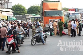 Người phụ nữ bị xe container cán chết giữa vòng xuyến