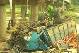 Ô tô lật xuống chân cầu lúc rạng sáng, 4 người bị thương