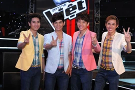 Nhóm V.Music "chuyển nghề" thành phóng viên