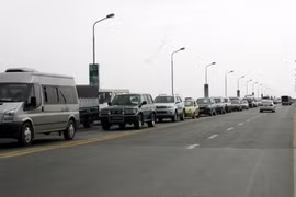 Xe rác đổ ngang gây ùn tắc nghiêm trọng tại đường Thăng Long - Nội Bài 