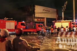 Cháy lớn đại lý Honda, hàng trăm xe máy bị thiêu rụi