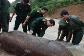 Mưa lũ làm lộ ra... bom tấn