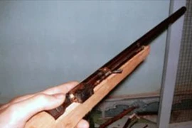 Mang súng kíp dọa nhau, một bạn nhậu bị thương