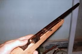 Mang súng kíp dọa nhau, một bạn nhậu bị thương