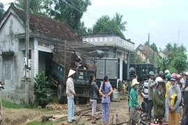 Ô tô tải đâm vào nhà dân, hai người cấp cứu