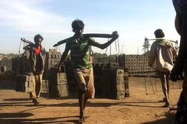 “Gạch máu” - Sản phẩm từ sự lao động khổ sai