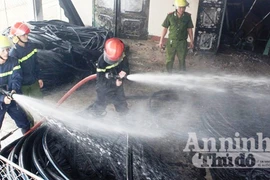 Kho vật tư nhà máy nước Hà Tĩnh cháy dữ dội