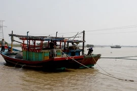 Kéo tàu cá mắc cạn, thuyền trưởng chết thảm