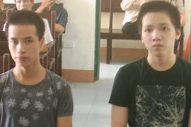 Ép thiếu nữ vào nhà nghỉ, thay nhau cưỡng hiếp