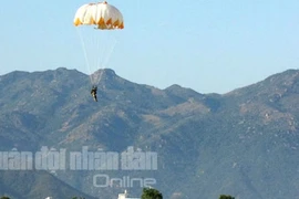 Xem Phi công, đặc nhiệm thực hành nhảy dù