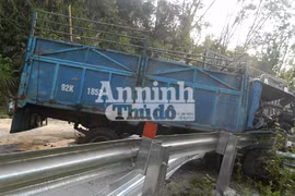 Ô tô mất phanh, 3 người phi qua cửa kính thoát thân