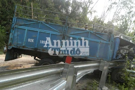 Ô tô mất phanh, 3 người phi qua cửa kính thoát thân