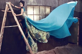 "Chân dài" Next top mặc váy mỏng, loay hoay leo cầu thang