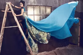 "Chân dài" Next top mặc váy mỏng, loay hoay leo cầu thang