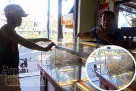 Cầm nhẫn bạc giả đi bán rồi lấy gạch cướp tiệm vàng 