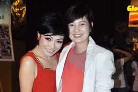 Phương Thanh hào hứng xoa bụng bầu của Thúy Vinh lấy may