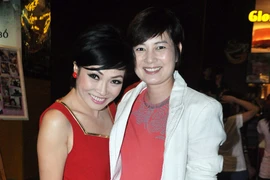 Phương Thanh hào hứng xoa bụng bầu của Thúy Vinh lấy may