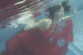 "Chân dài" Vietnam's Next top model nín thở, tạo dáng dưới nước