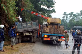 Lao vào taluy, tài xế đứt lìa cổ chân