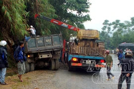 Lao vào taluy, tài xế đứt lìa cổ chân