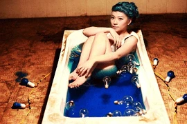 "Gà cưng" của Ngô Thanh Vân gợi cảm trong bồn tắm