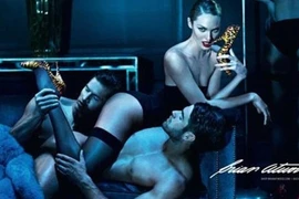 “Thiên thần nội y” lả lơi bên trai lạ