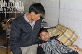 Cảnh cáo thầy giáo tát học sinh thủng màng nhĩ